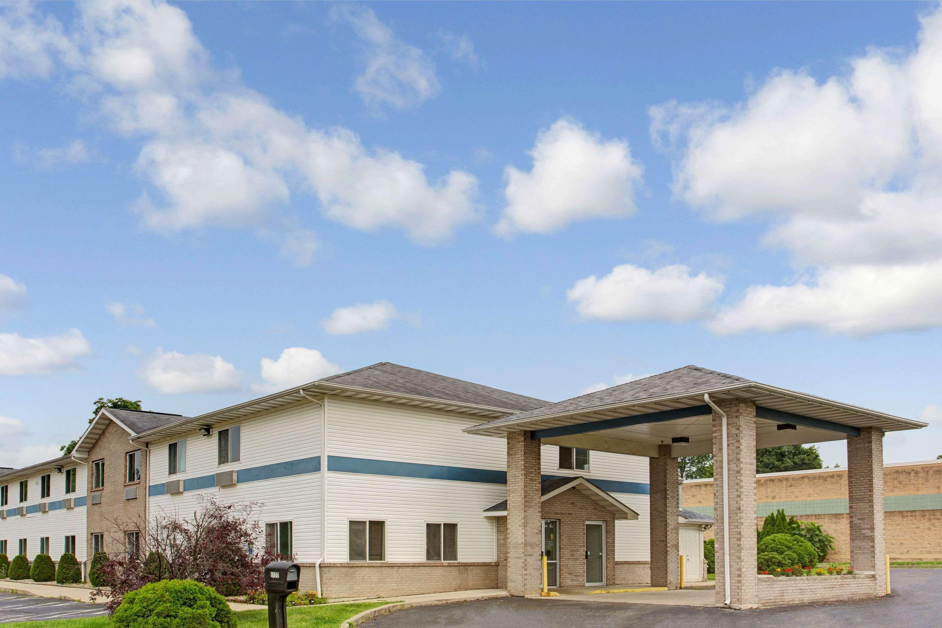 Super 8 By Wyndham Heath/Newark Hotel Ngoại thất bức ảnh
